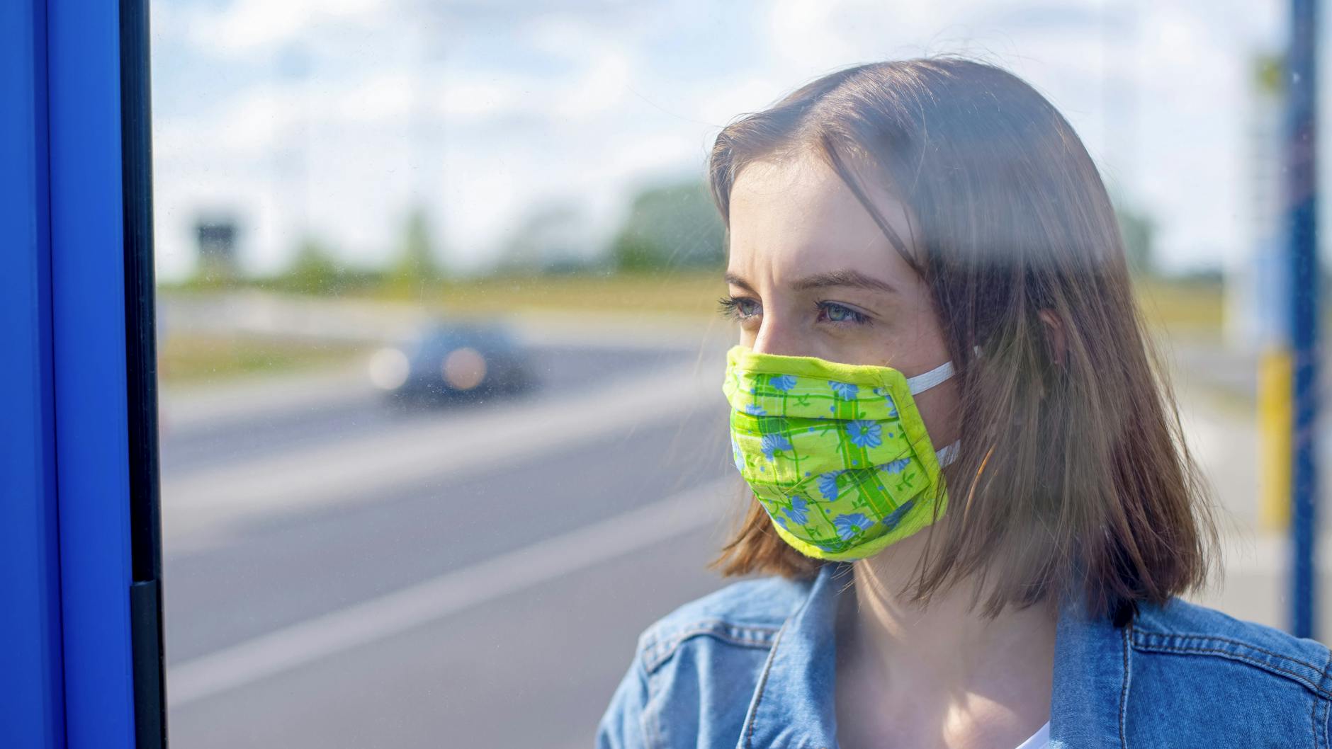 Eine junge Frau mit einem Mund-Nasen-Schutz-Schutz (Symbolbild). 