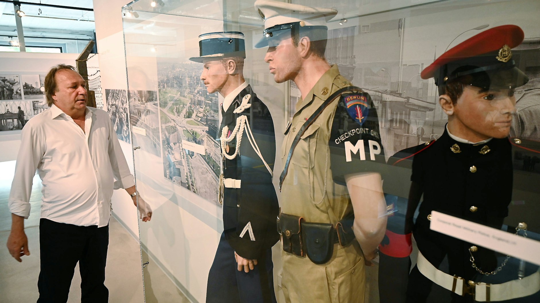 Jörg Moser-Metius zeigt Uniformen – Originale der Soldaten aus der Zeit des Kalten Krieges.