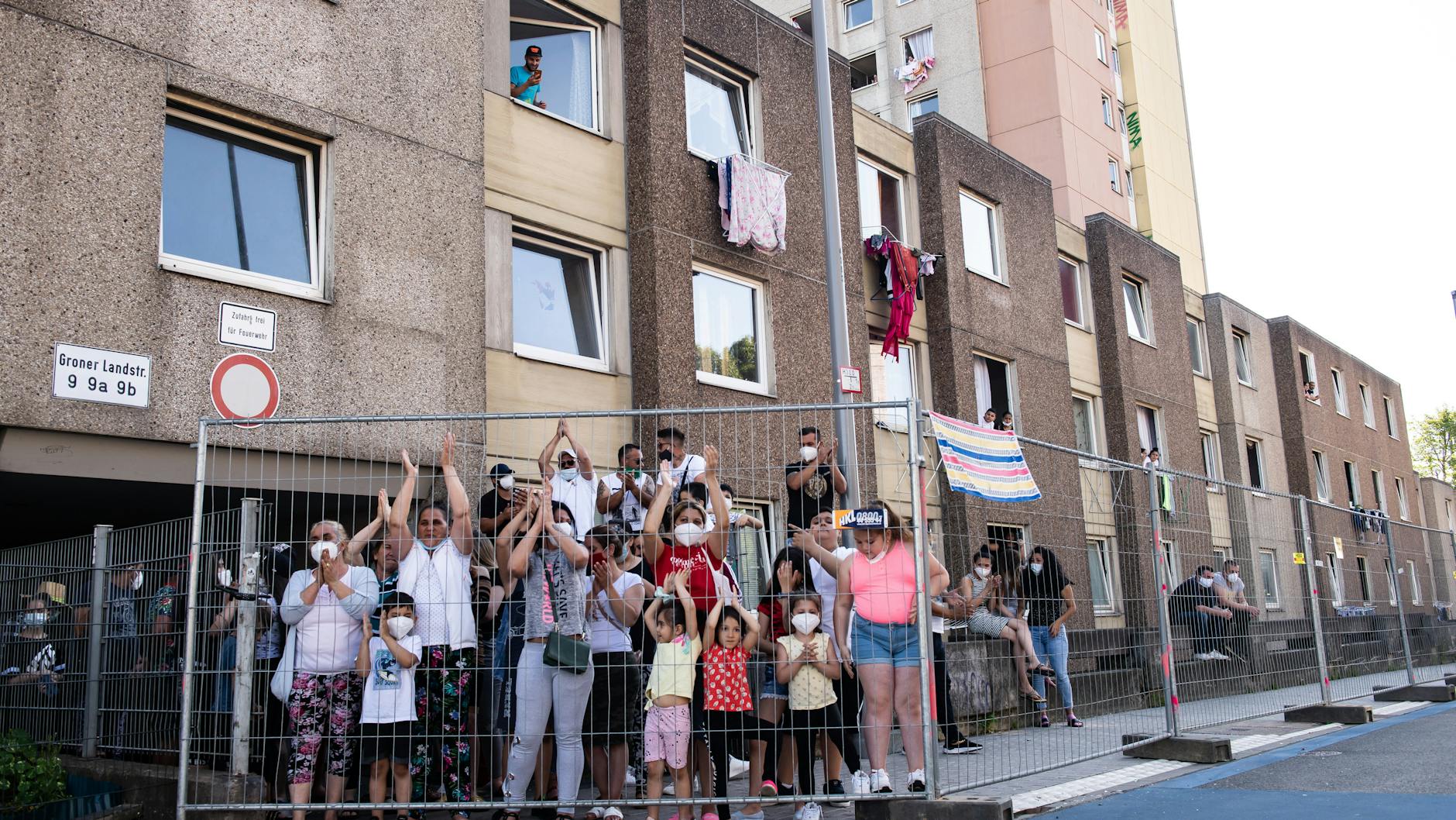 Eingesperrt mit Bauzäunen: Die Bewohner eines unter Quarantäne gestellten Wohnblocks in Göttingen.