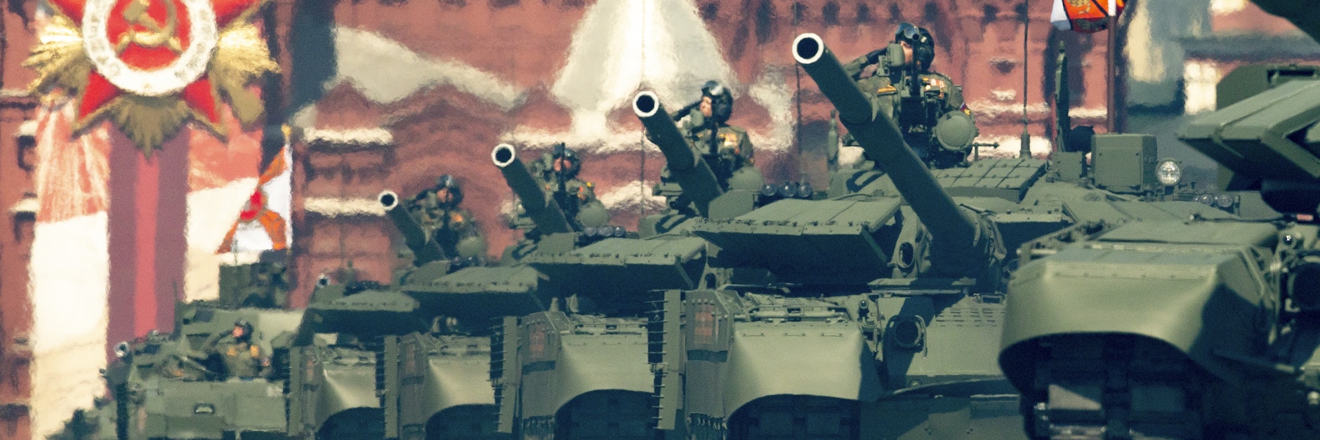 Russische Panzer rollen bei der bombastischen Militärparade über den Roten Platz in Moskau.