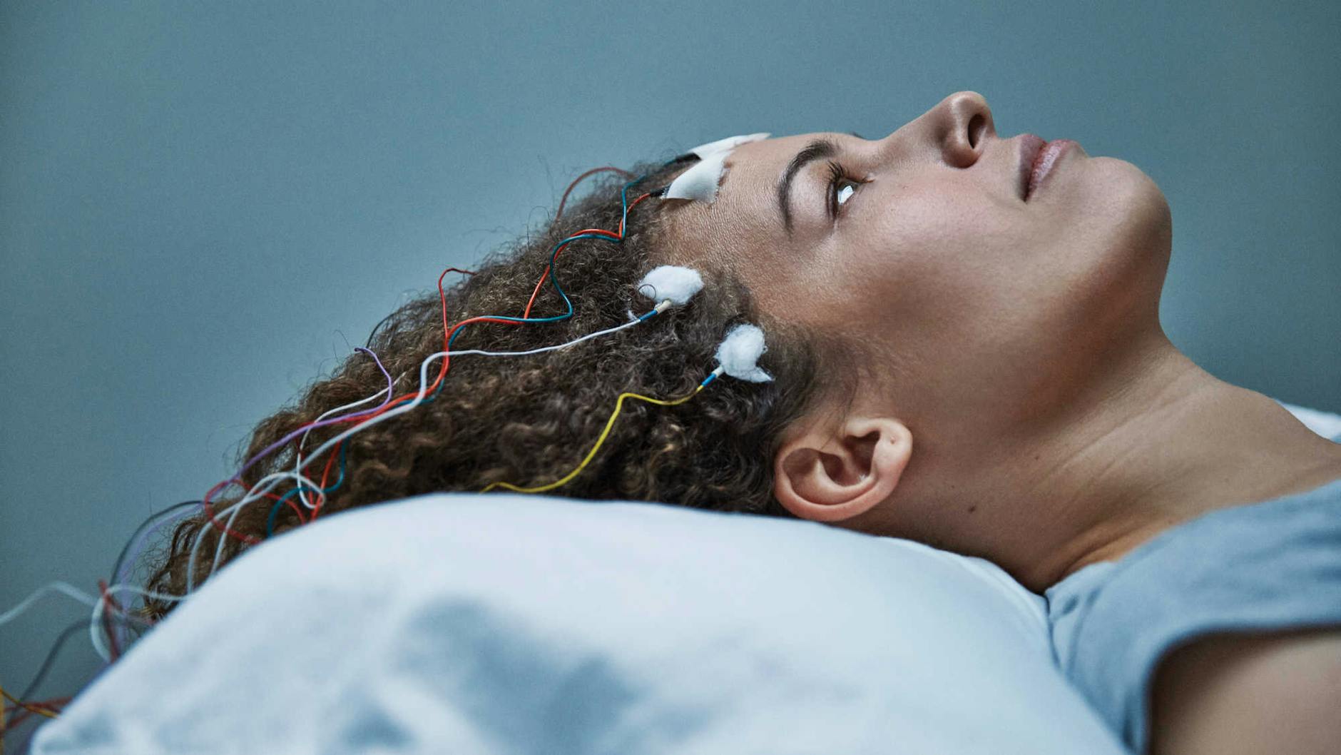 Szene aus dem Dokumentarfilm „Unrest“ (2017). Sie zeigt die amerikanische Journalistin und Harvard-Doktorandin Jennifer Brea während einer Untersuchung. In ihrem Film dokumentiert Jennifer Brea ihre ME/CFS-Erkrankung. Der Film hat viel dafür getan, die Krankheit bekannter zu machen, an der immerhin 17 Millionen Menschen weltweit leiden.<br>