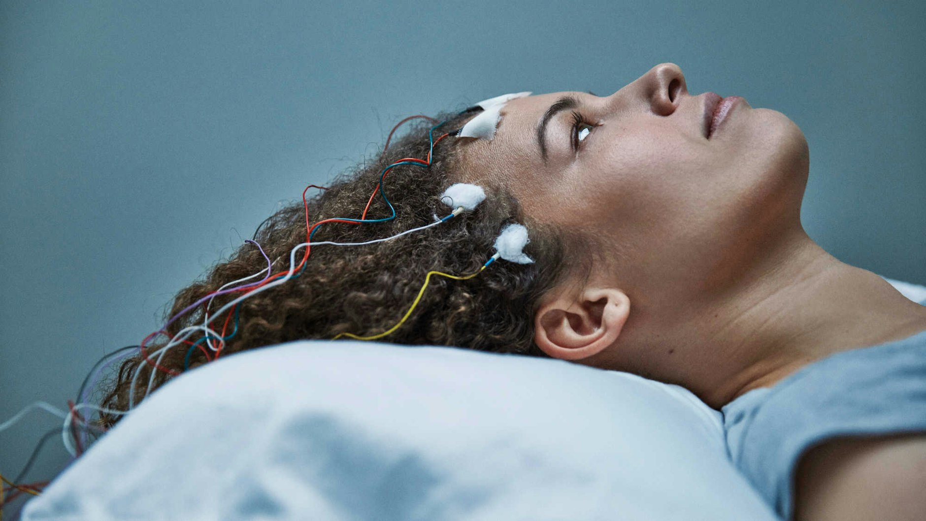 Szene aus dem Dokumentarfilm „Unrest“ (2017). Sie zeigt die amerikanische Journalistin und Harvard-Doktorandin Jennifer Brea während einer Untersuchung. In ihrem Film dokumentiert Jennifer Brea ihre ME/CFS-Erkrankung. Der Film hat viel dafür getan, die Krankheit bekannter zu machen, an der immerhin 17 Millionen Menschen weltweit leiden.<br>