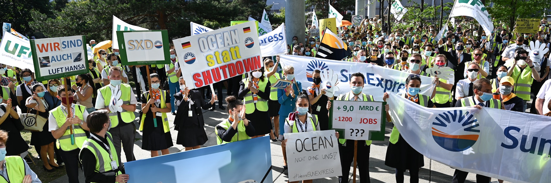 &nbsp;Mitarbeiter von Lufthansa und des eingestellten Tochterunternehmens SunExpress demonstrierten vor der Konzernzentrale für ihre Jobs.&nbsp;&nbsp;