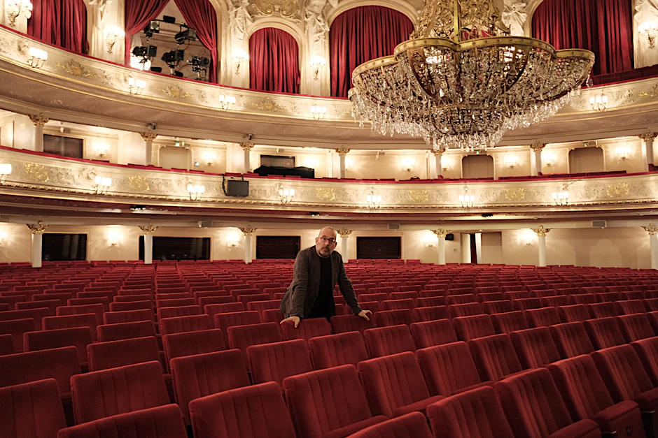 Barrie Kosky, Intendant der Komischen Oper, steht im leeren Theatersaal. Er fühle sich wie ein Pferd im Stall, das endlich wieder laufen will.<br>