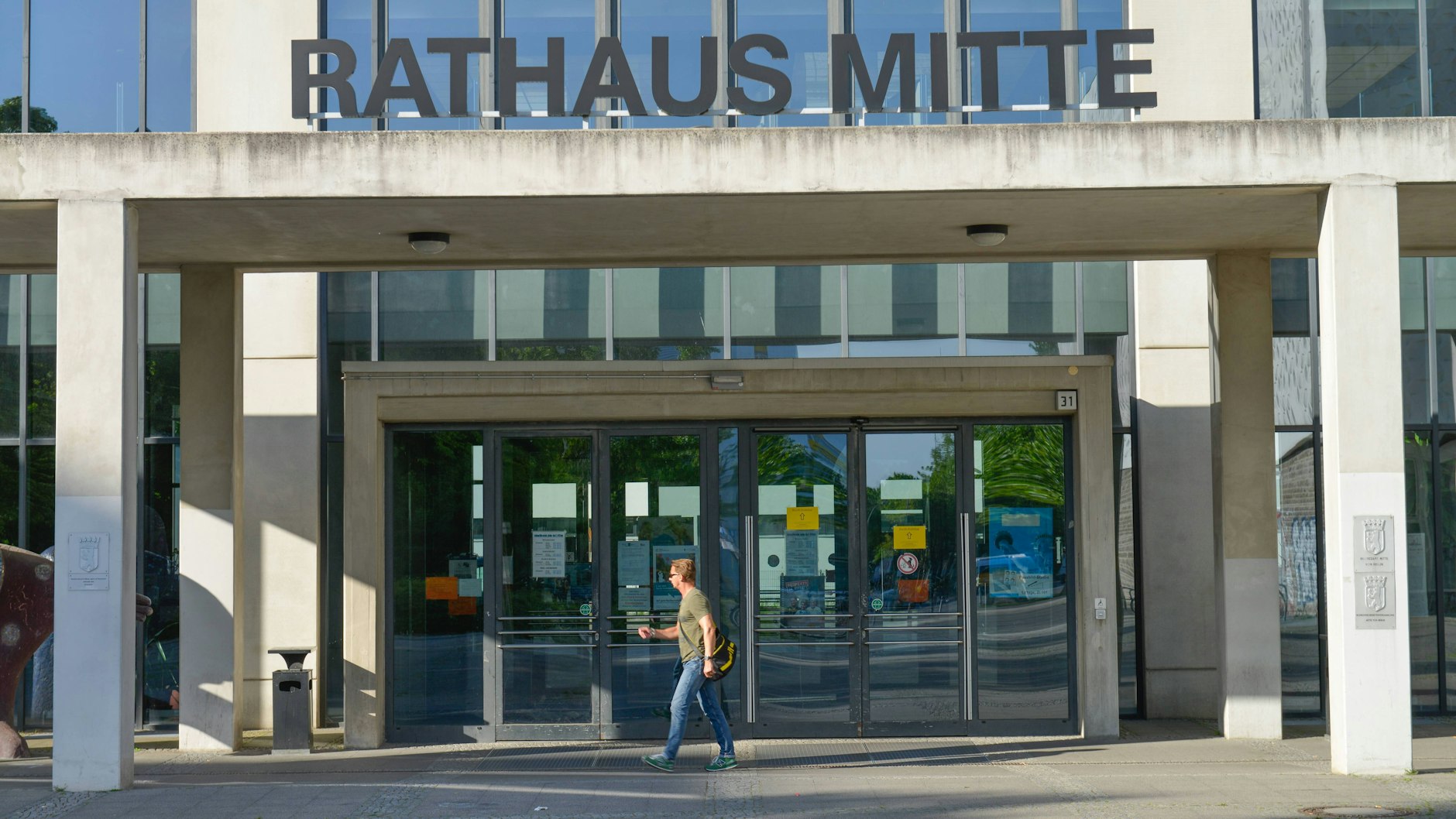Im Rathaus Mitte, in der Karl-Marx-Allee, befindet sich ein Berliner Bürgeramt.