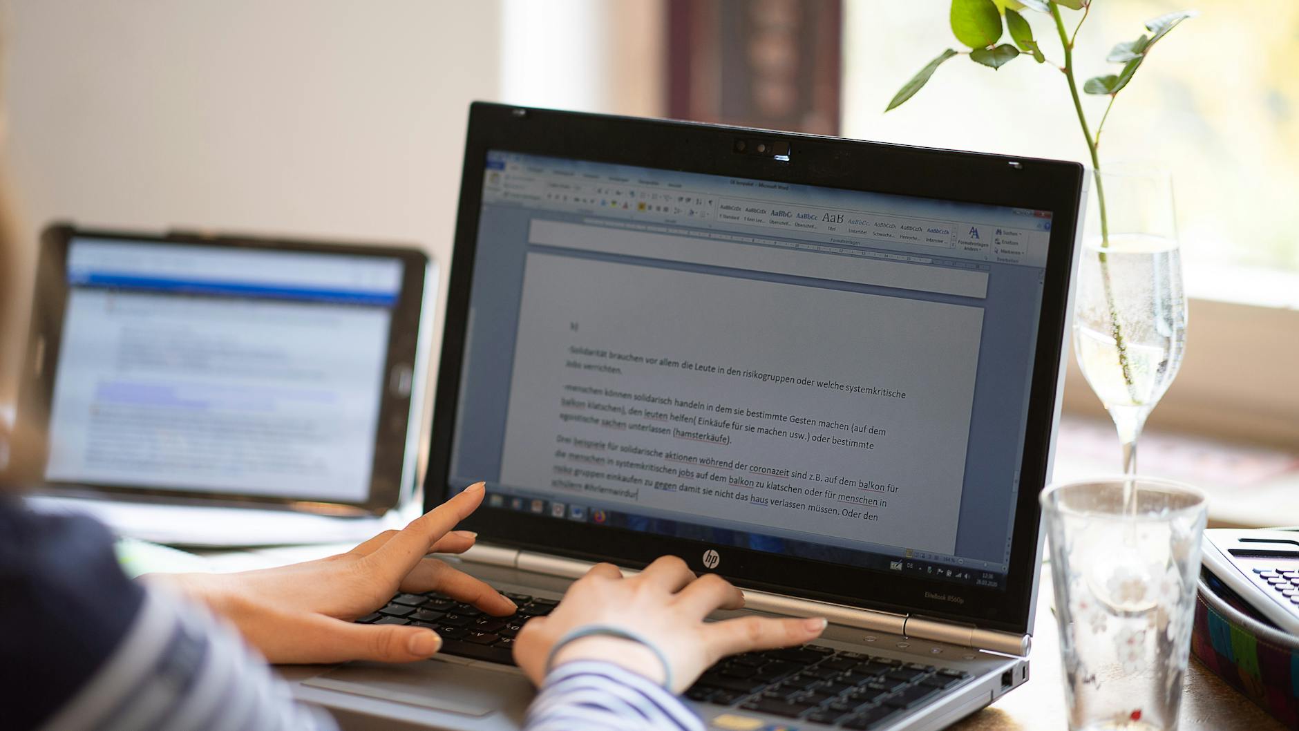 Um die Ausbreitung des Coronaviruses zu verlangsamen arbeiten derzeit viele Menschen im Homeoffice.
