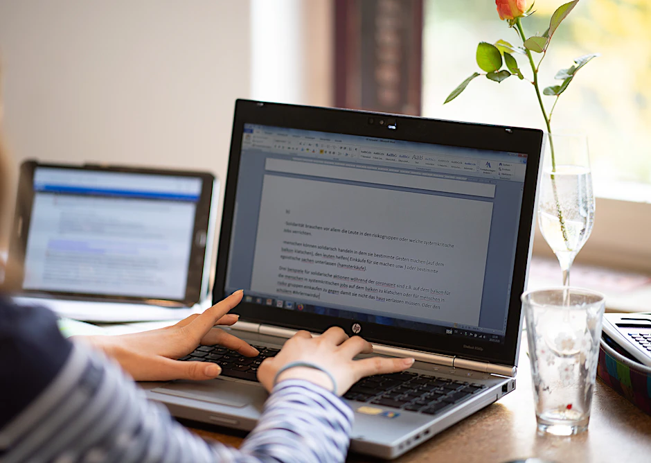 Um die Ausbreitung des Coronaviruses zu verlangsamen arbeiten derzeit viele Menschen im Homeoffice.
