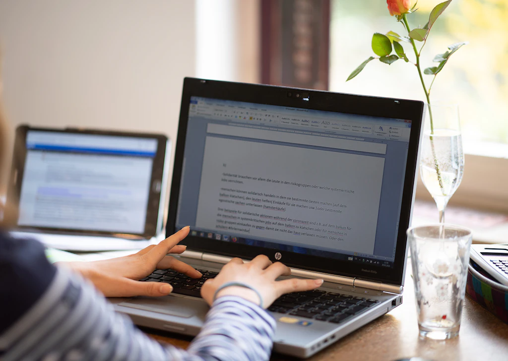 Homeoffice im Sommer: Frischluft schützt Laptop vor Hitzeschäden