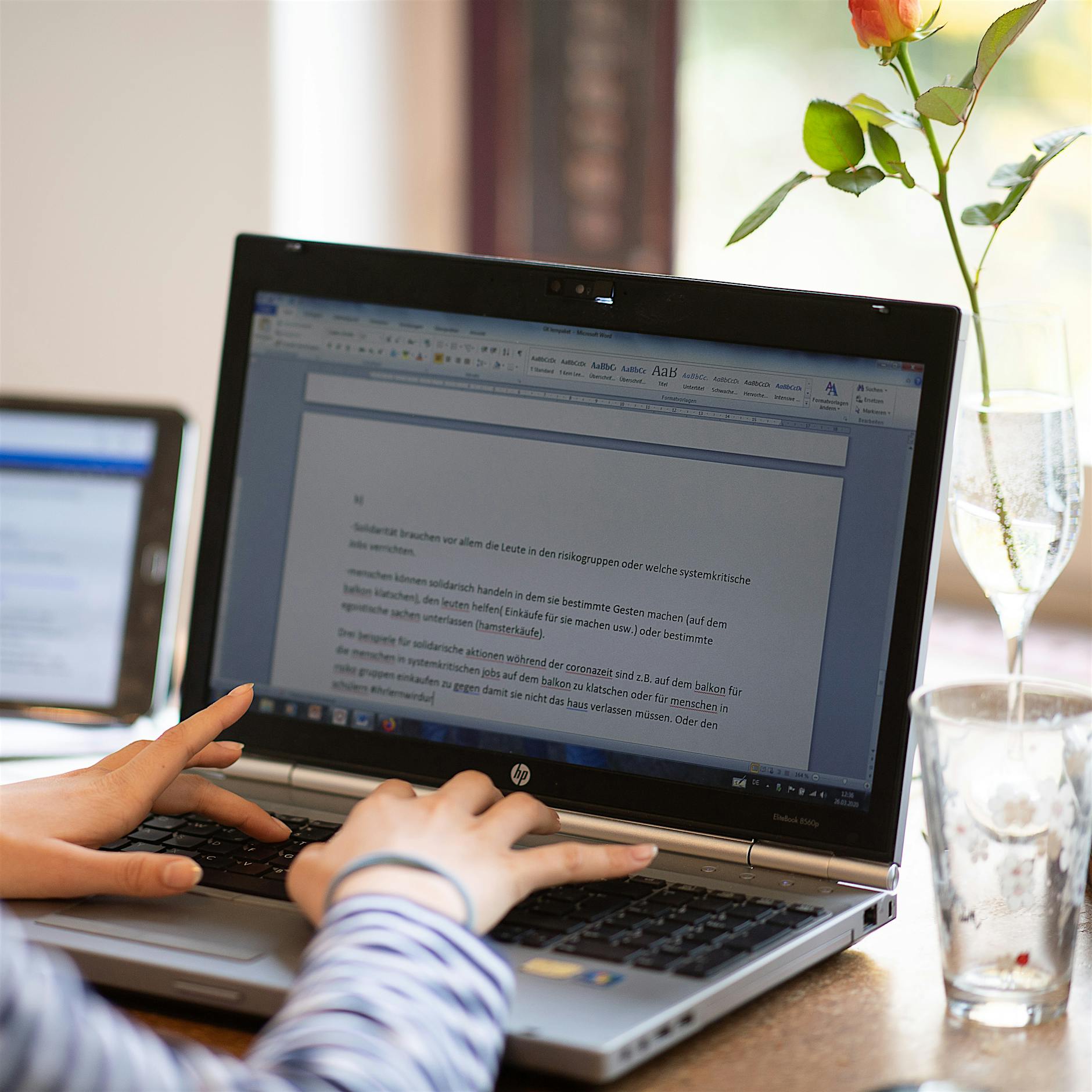 Homeoffice im Sommer: Frischluft schützt Laptop vor Hitzeschäden