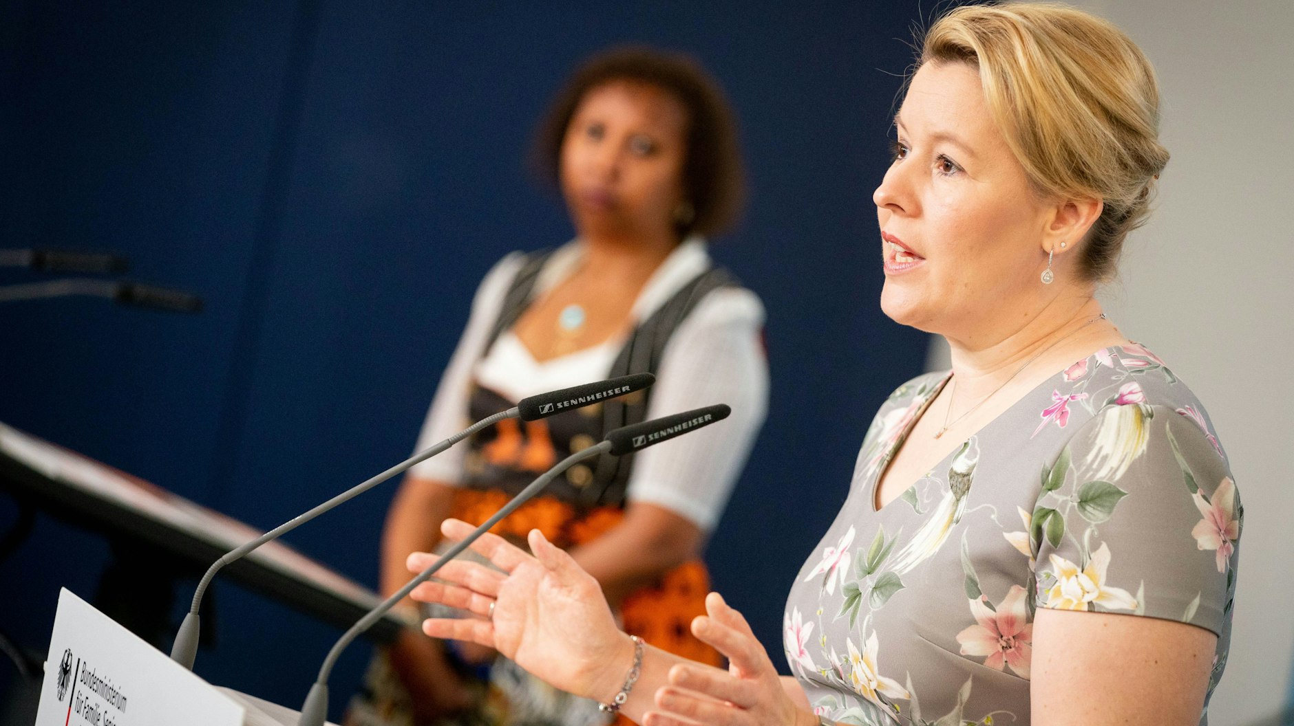 Franziska Giffey (SPD), Bundesministerin für Familie, Senioren, Frauen und Jugend, und Faduma Korn, 1. Vorsitzende von „NALA e.V. Bildung statt Beschneidung“, stellen auf einer Pressekonferenz neue Zahlen zu weiblicher Genitalverstümmelung in Deutschland vor.