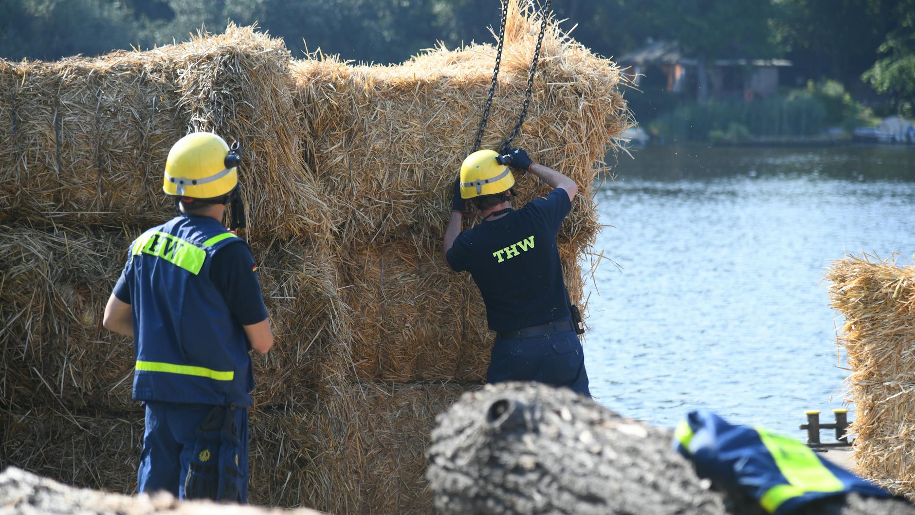Ein großes Floß aus Strohballen soll die Detonationswirkung der Bombe abmildern.