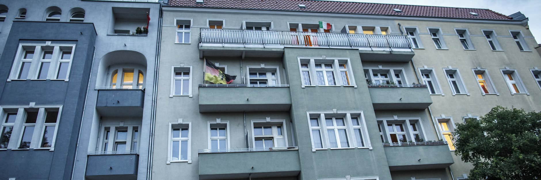 Ein unter Quarantäne gestelltes Wohnhaus in Neukölln. 