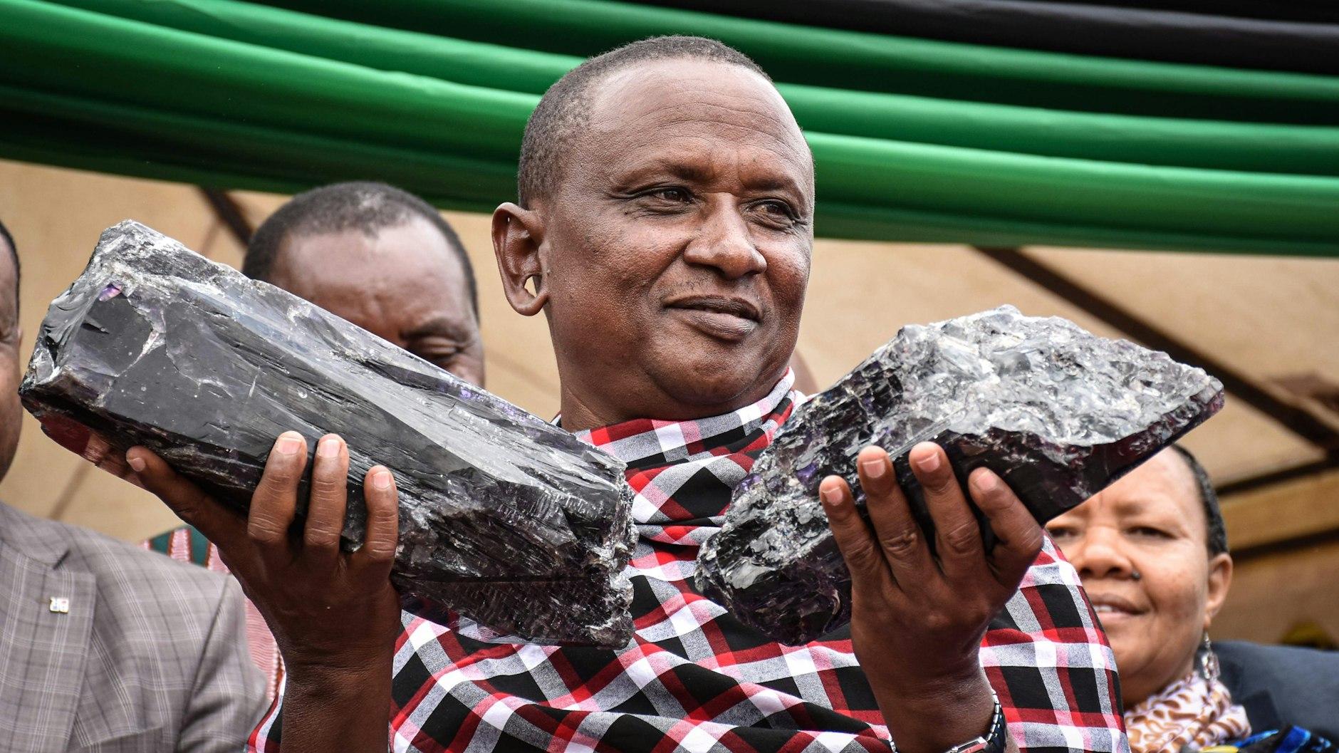 Minenarbeiter Saniniu Kuryan Laizer mit den gefundenen Tansanit-Steinen.