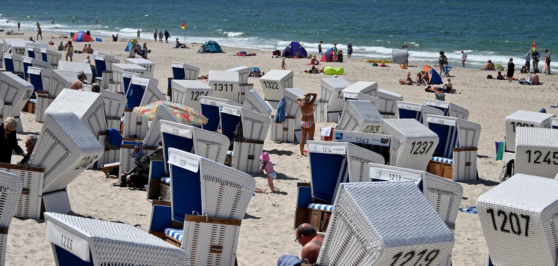 Strandkörbe stehen am Strand von Westerland. Der Tourismus ist unter Corona-Bedingungen längst wieder angelaufen.