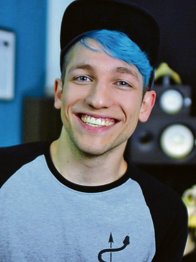 Rezo ist ein deutscher Webvideoproduzent, Unternehmer und Kolumnist. Durch sein Video über die „Zerstörung der CDU“ hat er große öffentliche Aufmerksamkeit erlangt. In einem weiteren Video hat er sich kürzlich mit der Presse auseinandergesetzt. Bei der Verleihung der Grimme-Online-Awards wurde Rezo am Donnerstag mit einem Preis in der Kategorie Spezial ausgezeichnet.