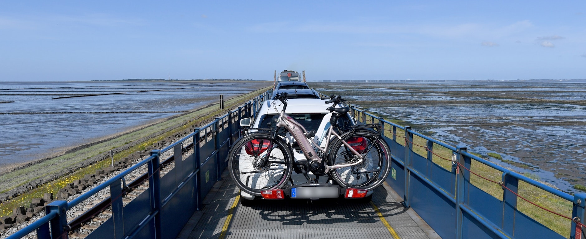 Autos fahren auf dem Autozug in Richtung Sylt. Die obligatorischen Fahrräder sind natürlich dabei.