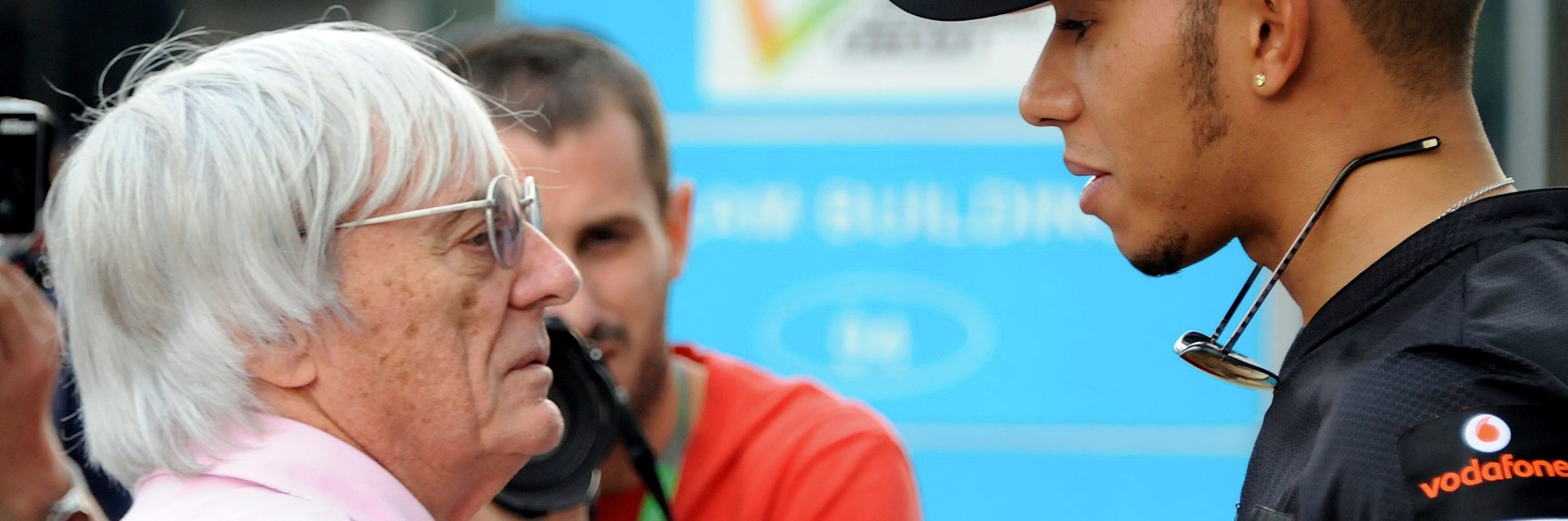 Ex-Boss Bernie Ecclestone im Gespräch mit Weltmeister Lewis Hamilton, der sich für mehr Gleichberechtigung in der Formel 1 einsetzt.