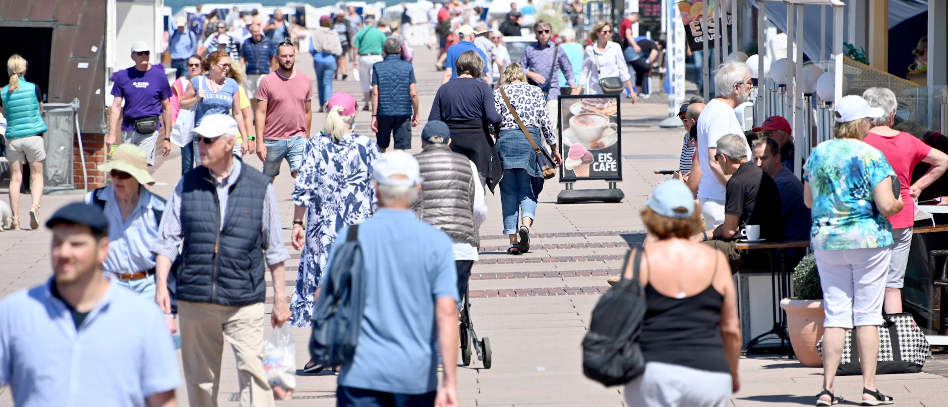 Nach Pandemie sieht es hier nicht unbedingt aus:Besucher gehen über die Promenade von Westerland.