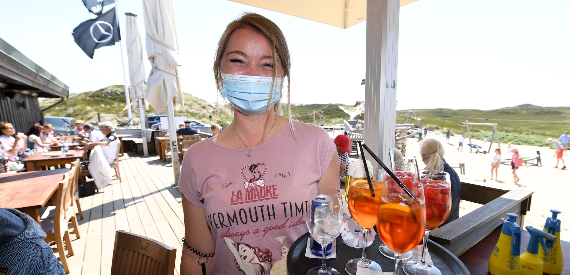 Kellnerin Amelie Ehlie serviert in der „Sansibar“ Getränke. Das Restaurant hat nach dem Corona-Lockdown wieder offen.