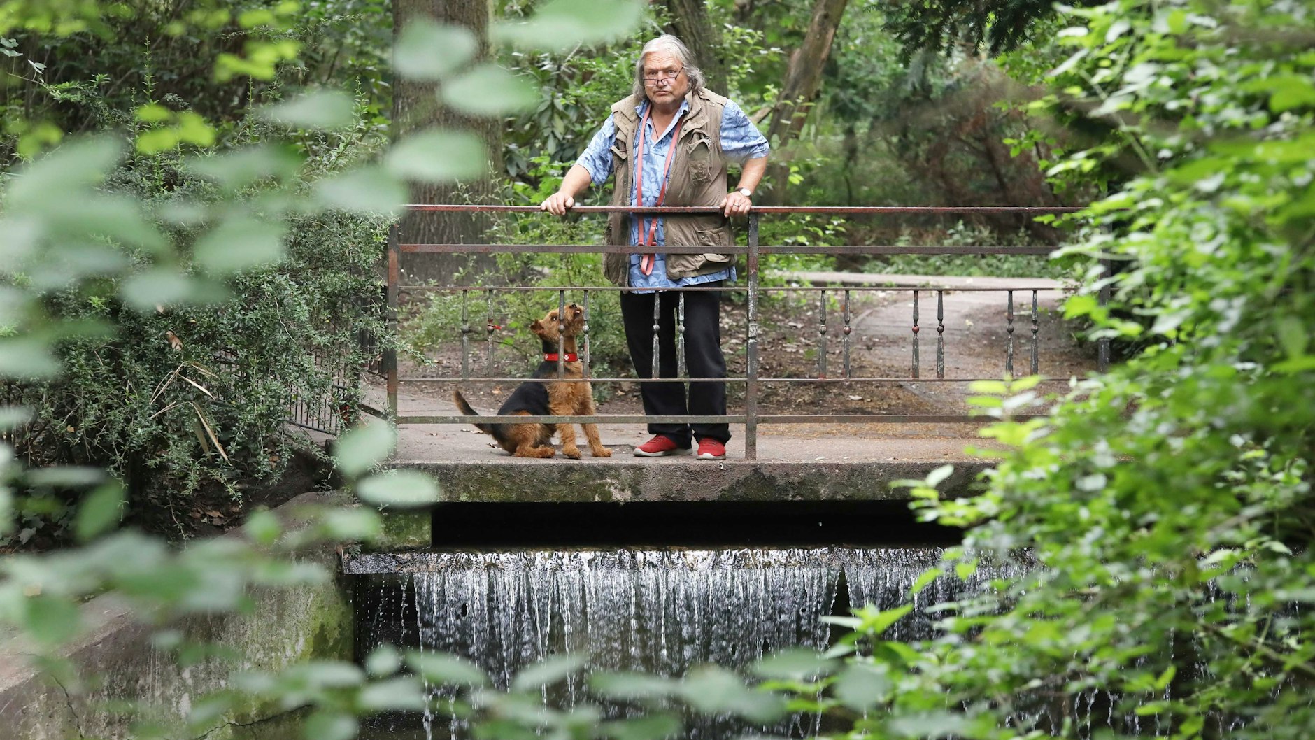 Volker Herold mit seinem Terrier Henry (10), mit dem er russisch spricht, am Wasserfall.
