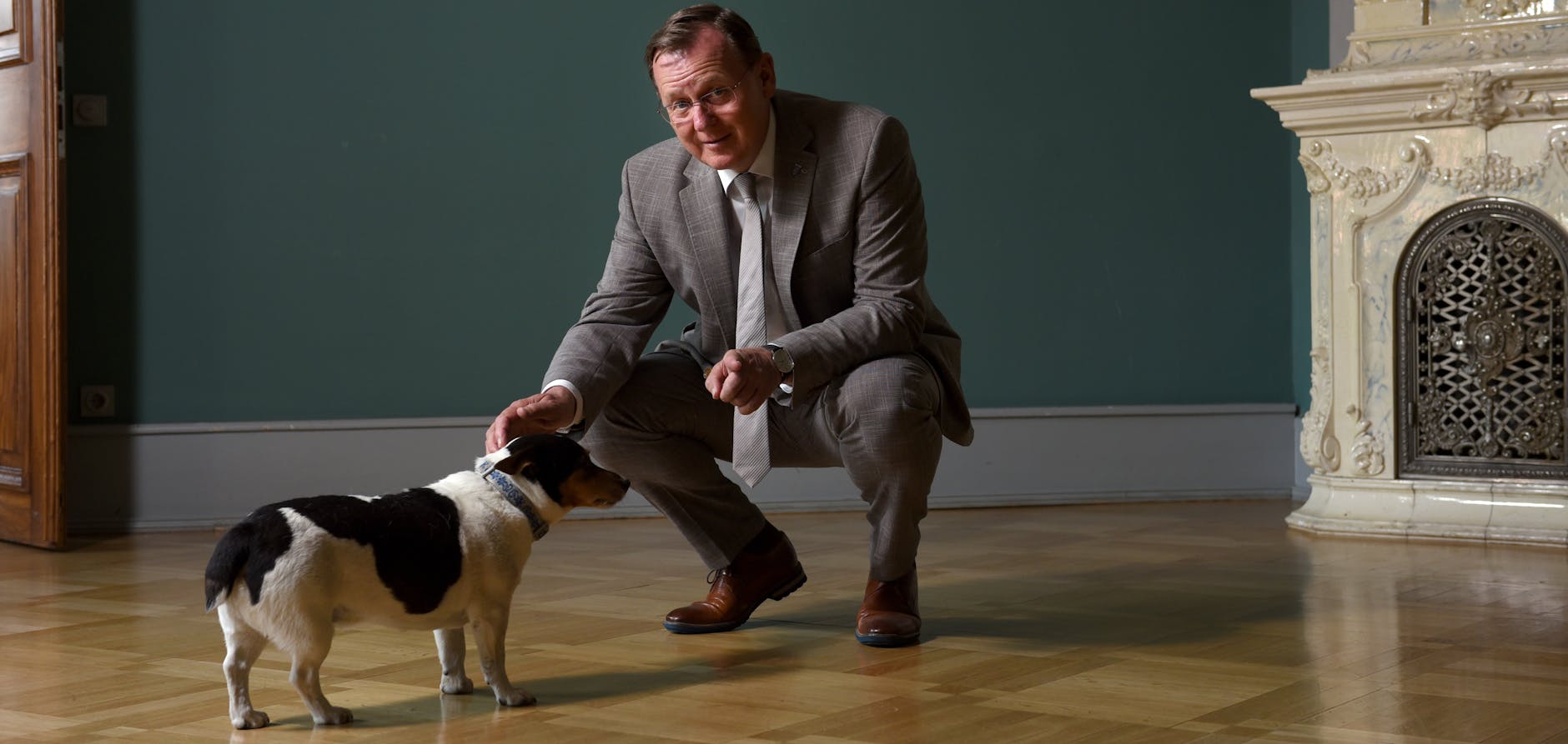 Ministerpräsident Bodo Ramelow (Linke) und sein Terrier Attila.