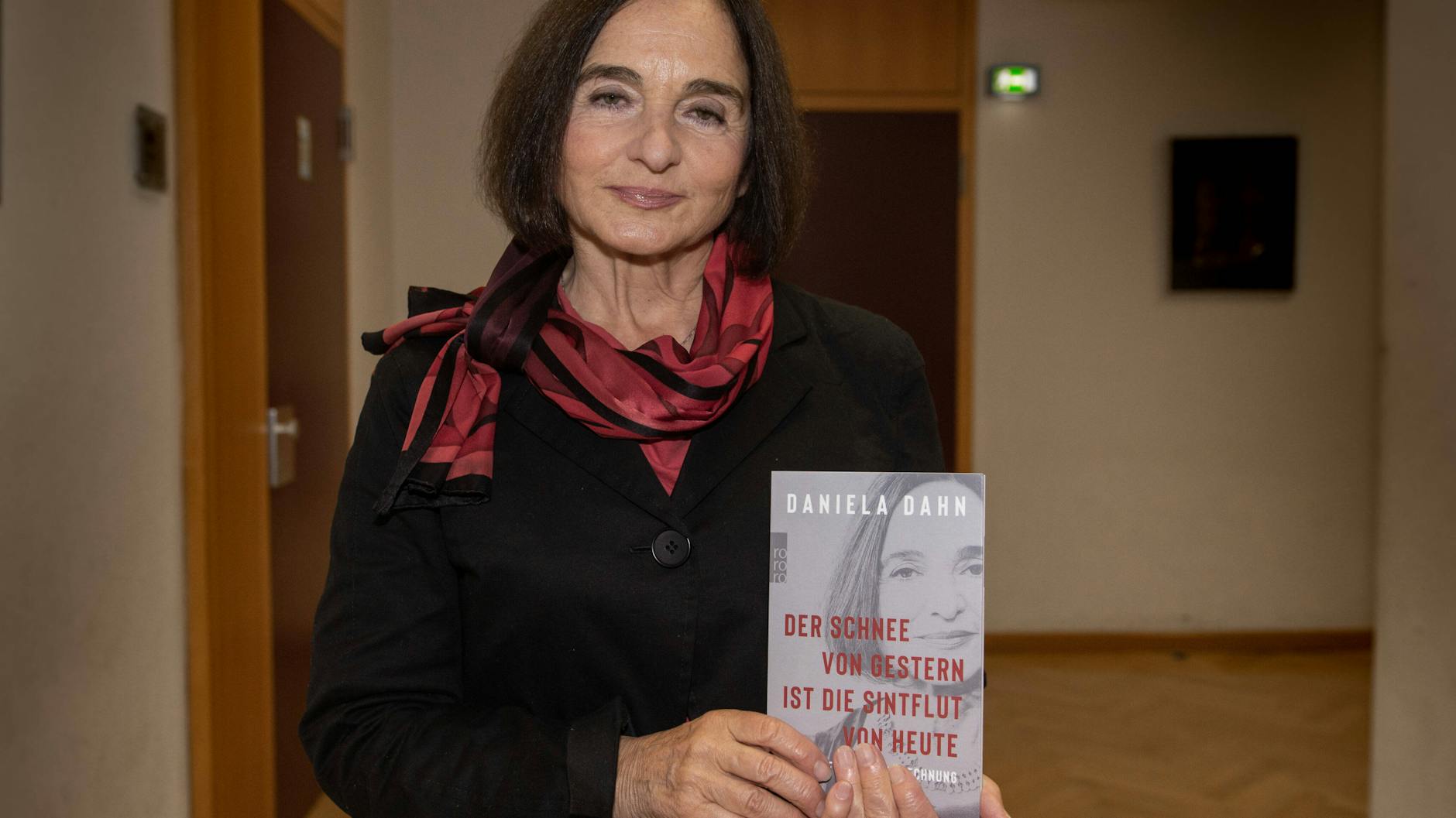 Daniela Dahn mit ihrem Buch „Der Schnee von gestern ist die Sintflut von heute“. 