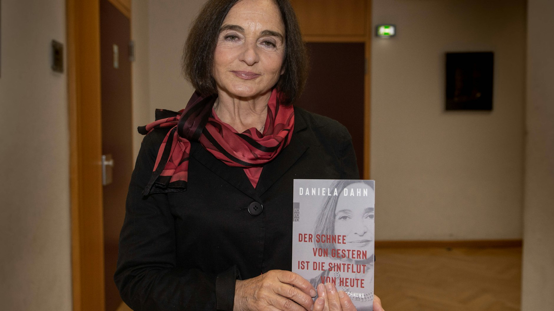 Daniela Dahn mit ihrem Buch „Der Schnee von gestern ist die Sintflut von heute“.&nbsp;