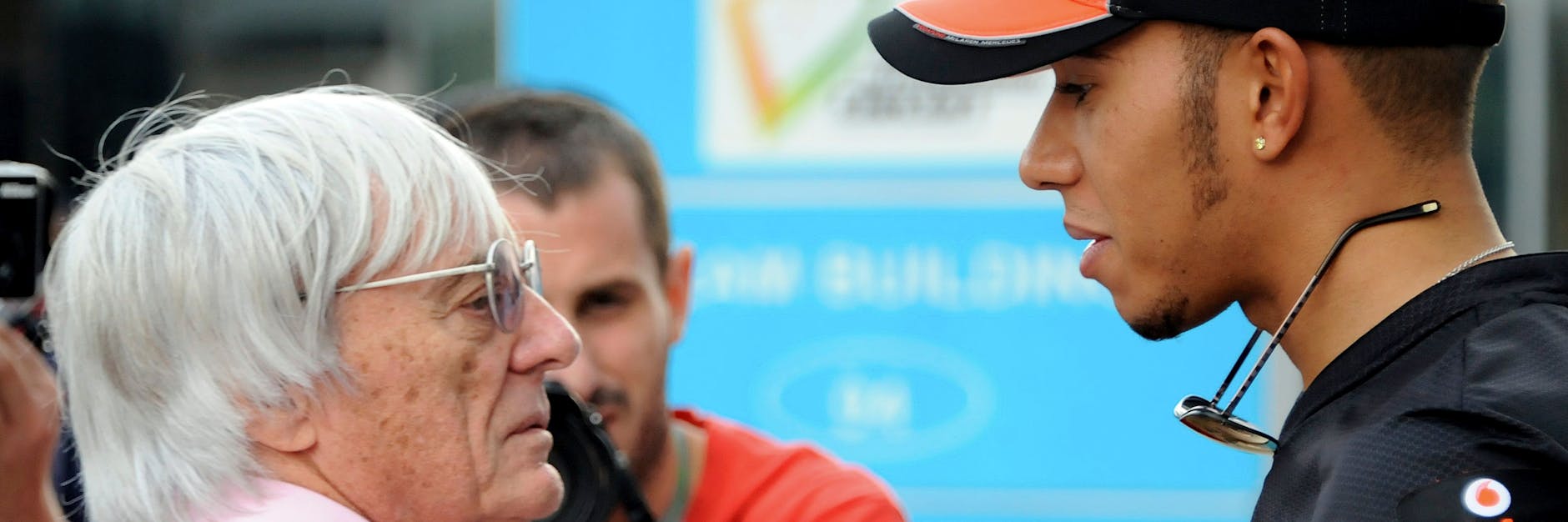 Wie bitte? Bernie Ecclestone (l.) und Mercedes-Pilot Lewis Hamilton haben sich nicht mehr viel zu sagen. 