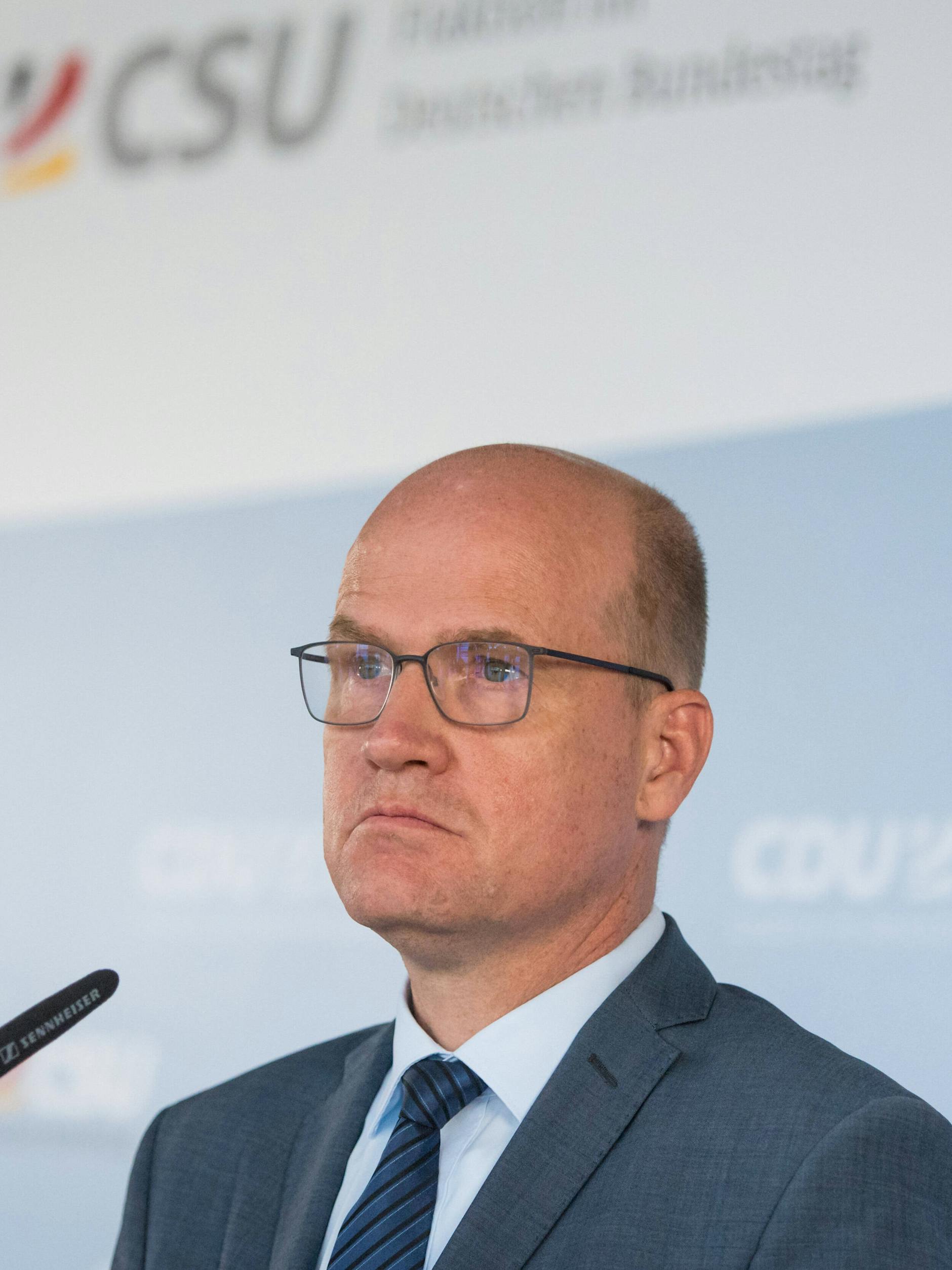 Unionsfraktionschef Ralph Brinkhaus ist nicht amüsiert, wenn er an ein 800-Leute-Parlament denkt.