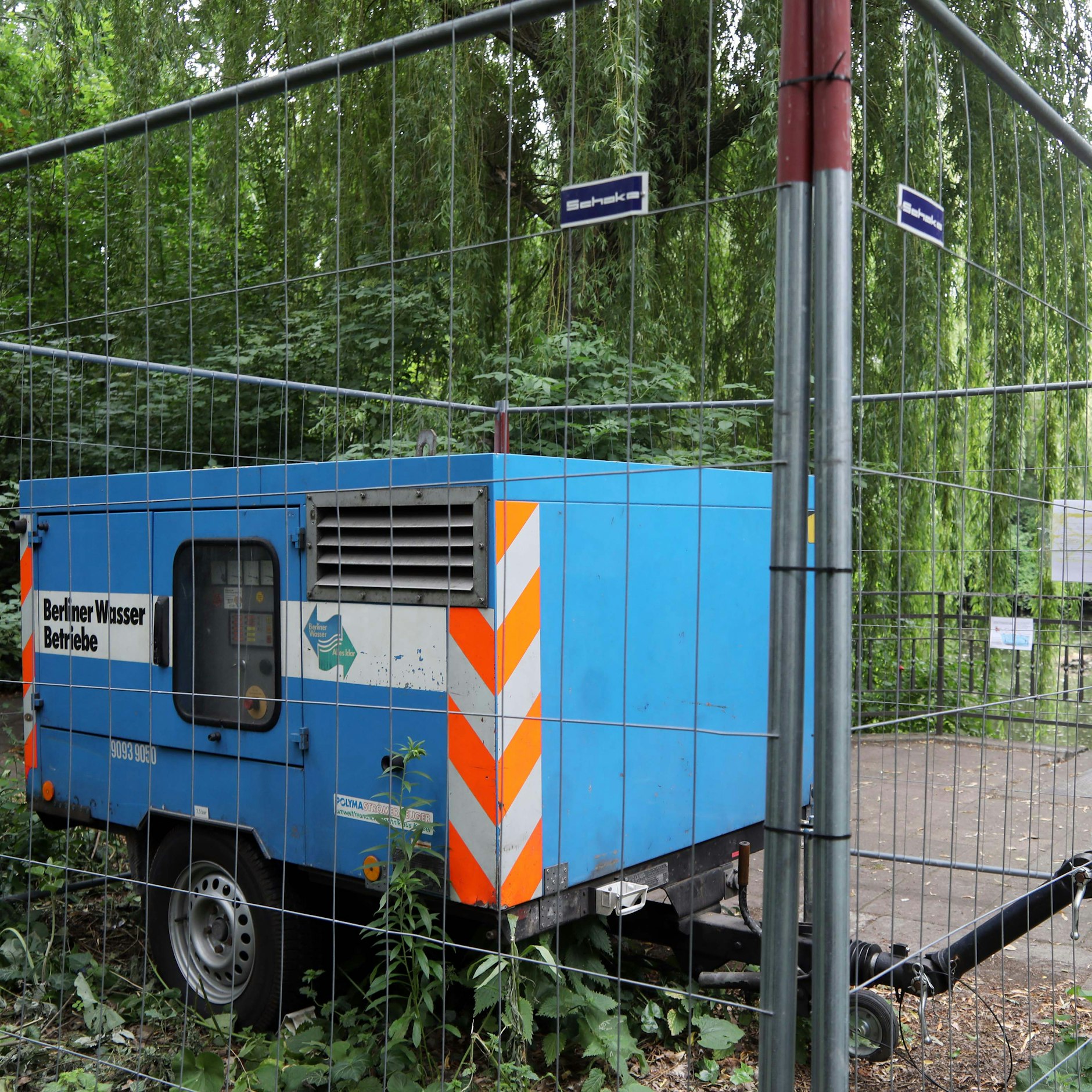 Der Diesel-Generator, der die Pumpe des Wasserfalls als Notlösung mit Strom versorgt.