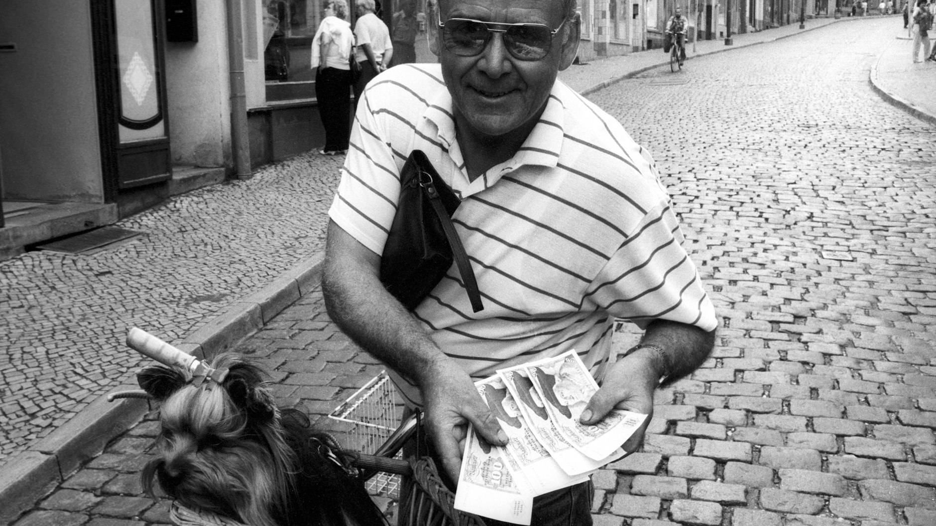 Währungsumstellung am 1. Juli 1990 in Bernburg: Ein Mann zeigt stolz seine D-Mark-Scheine.