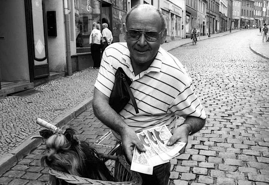 Währungsumstellung am 1. Juli 1990 in Bernburg: Ein Mann zeigt stolz seine D-Mark-Scheine.