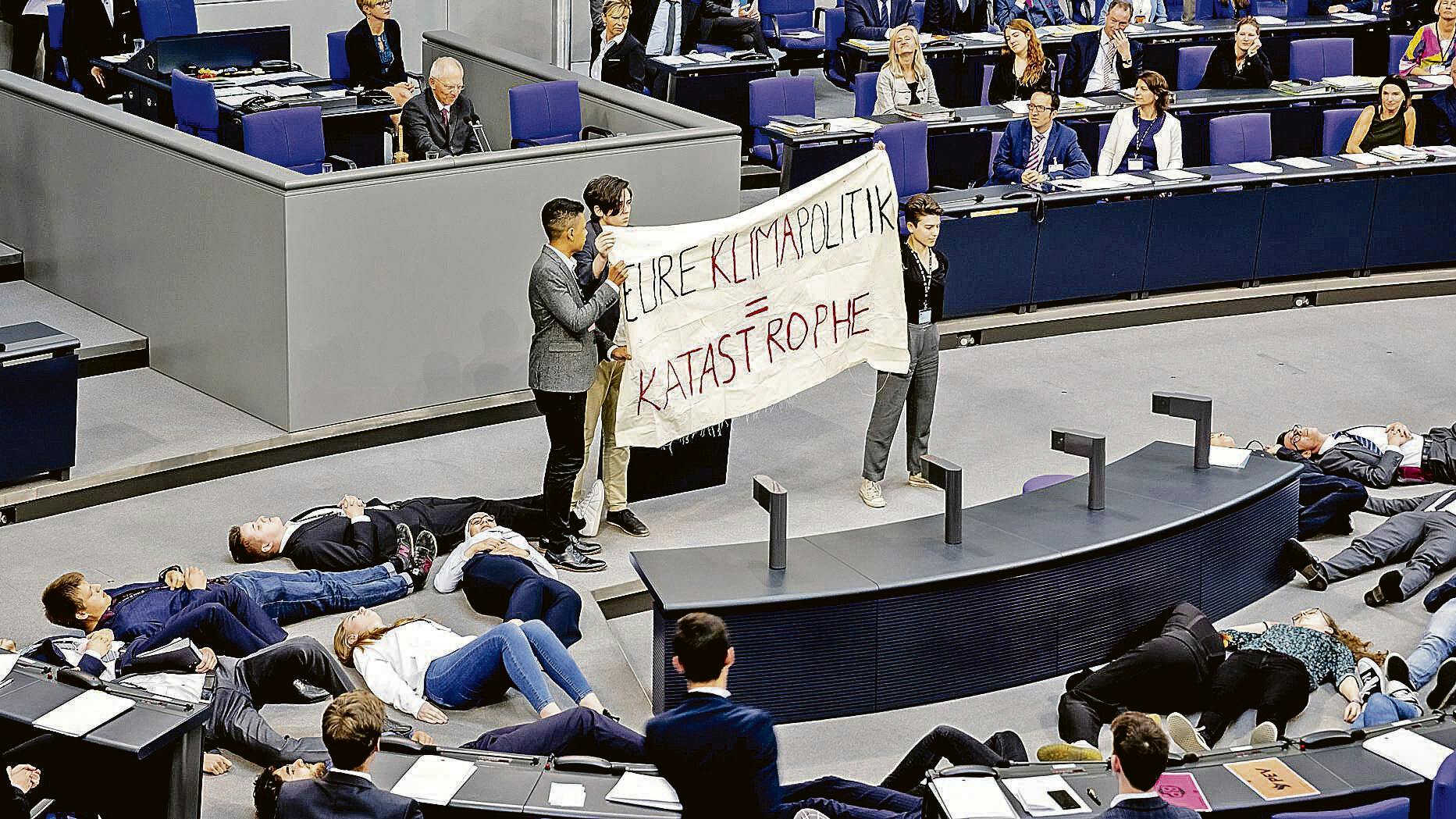 Ein Jahr ist dieser Protest im Bundestag jetzt her. Die Pandemie hat seither auch die Klimapolitik zurückgeworfen. 