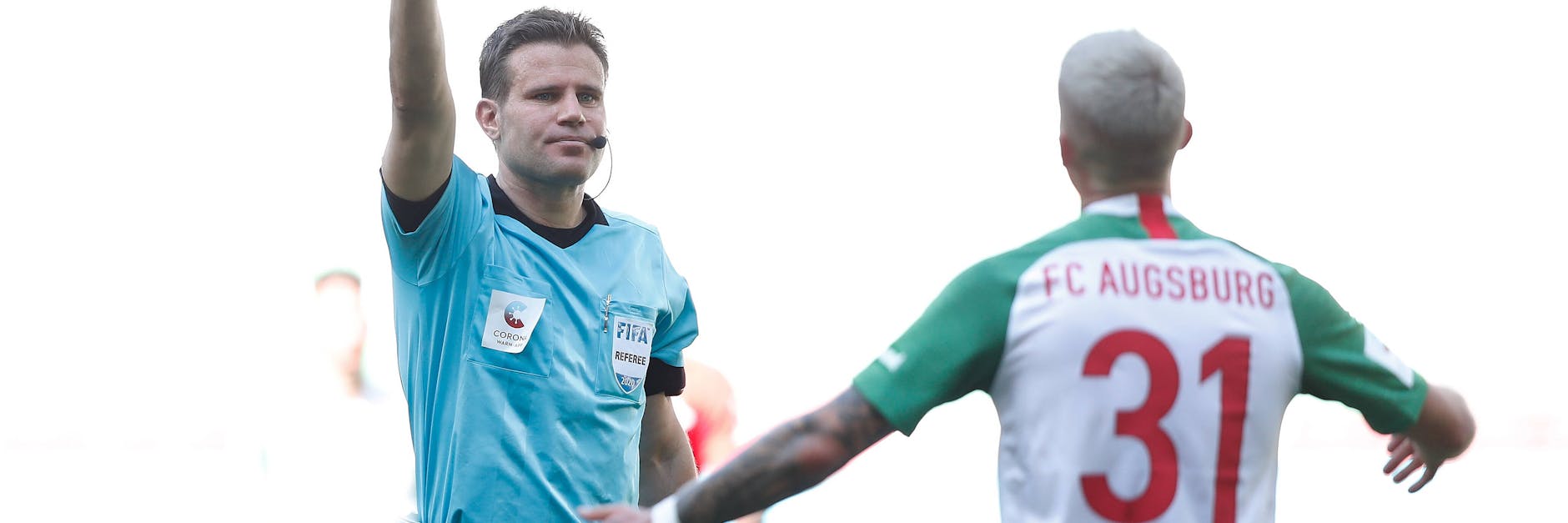 Schiedsrichter Dr. Felix Brych zeigt Augsburg Philipp Max die Rote Karte. Drei Minuten später nahm der Referee den Platzverweis zurück.
