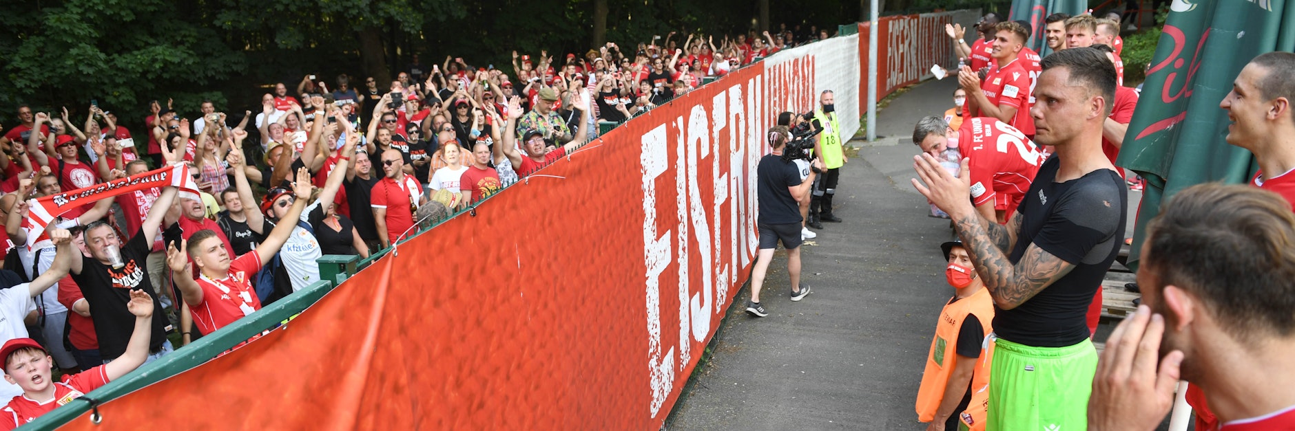 Ein letztes Bad vor der Menge: Der sichtlich aufgewühlte Rafal Gikiewicz (grüne Hose) feiert mit den Kollegen und den Fans nach dem Sieg gegen Düsseldorf.