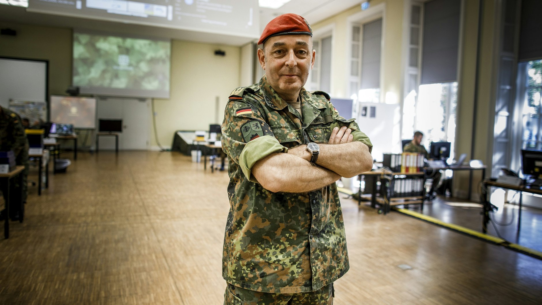Generalmajor Carsten Breuer in der Operationszentrale des Kommandos Territoriale Aufgaben der Bundeswehr. <br><br>