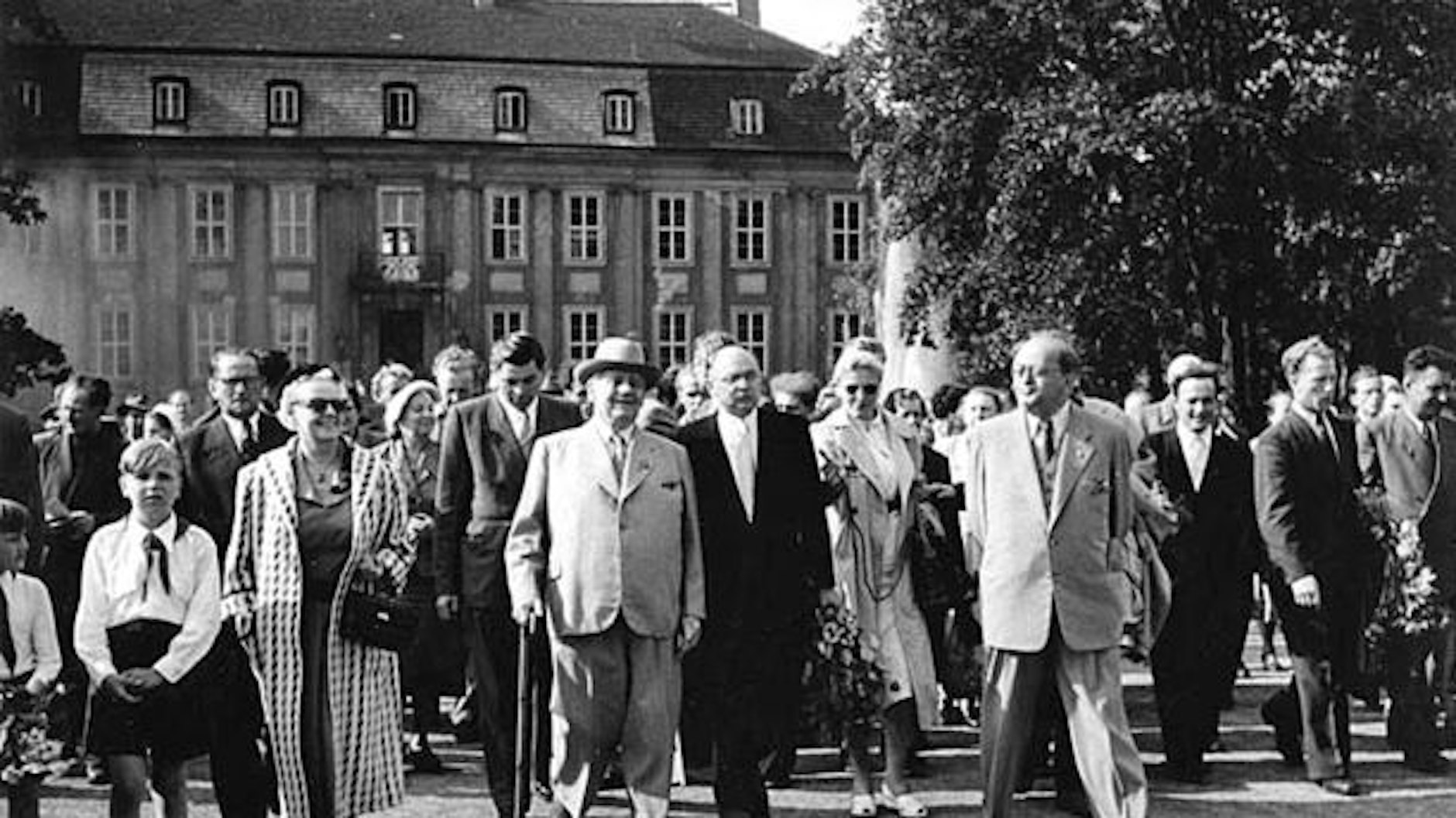 Vor dem Schloss Friedrichsfelde wird der Tierpark am 2. Juli 1955 eröffnet. Der Herr mit Hut ist DDR-Präsident Wilhelm Pieck.