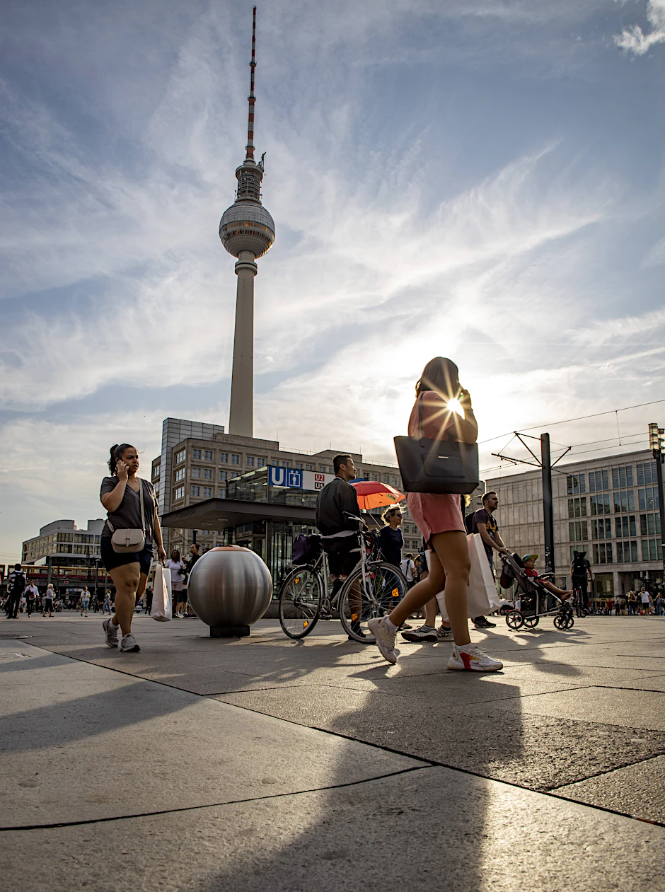 Passanten am Alexanderplatz