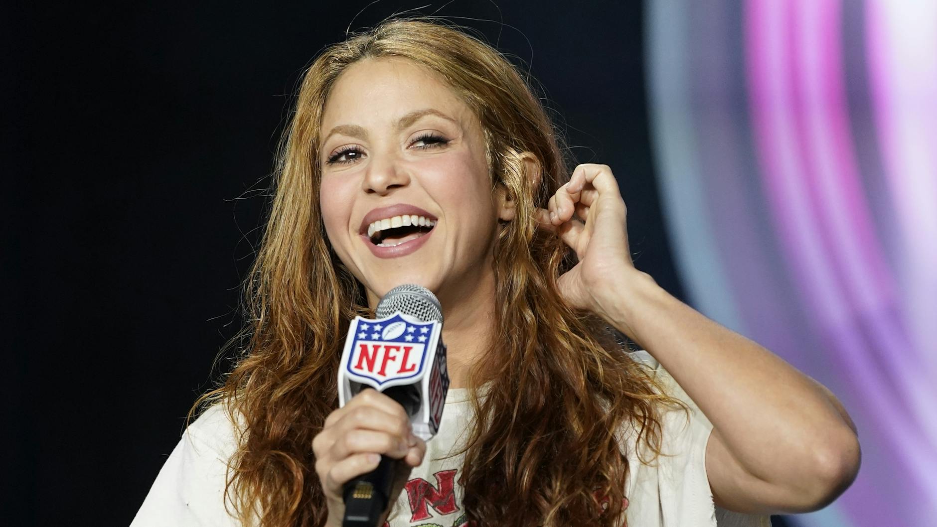 Shakira, Sängerin aus Kolumbien, spricht auf einer Pressekonferenz.