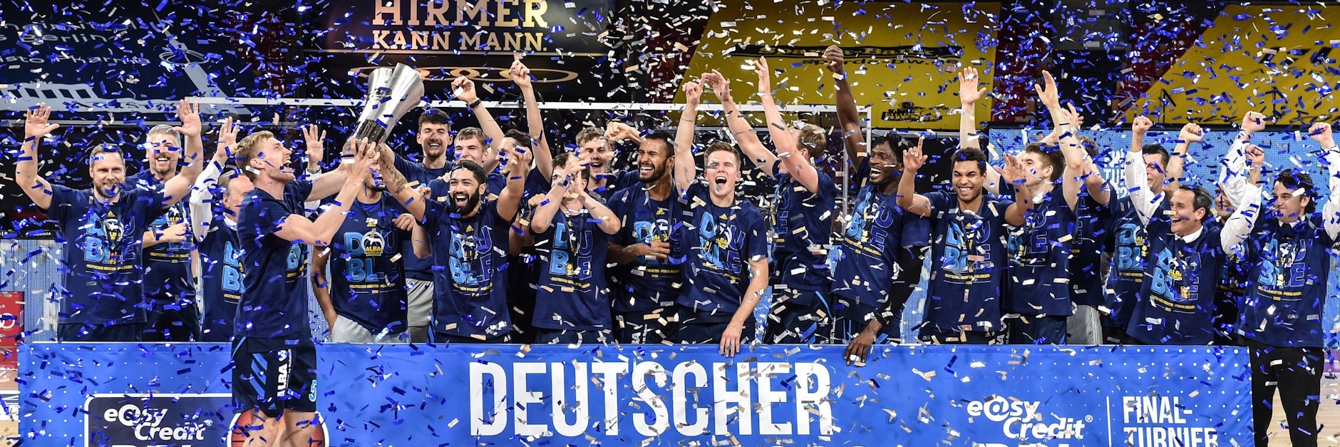 So sehen Sieger aus! Alba ist Deutscher Basketball-Meister und jubelt mit Konfetti.