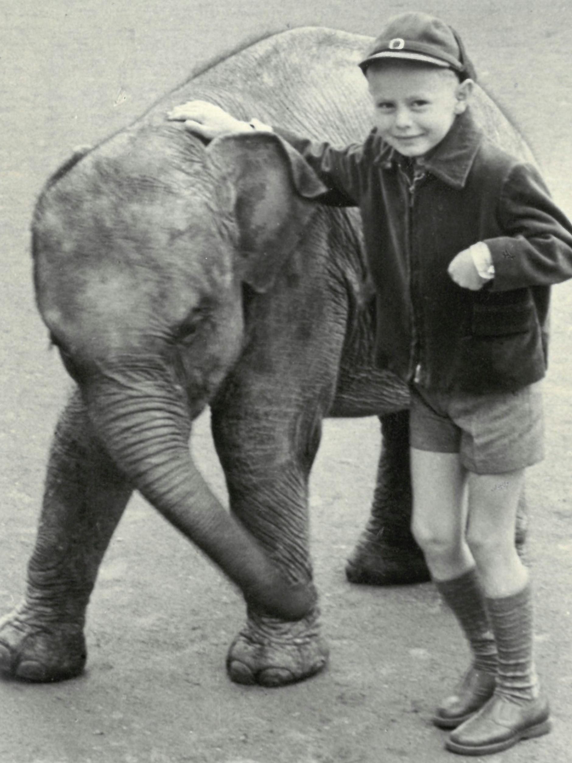 Der Sohn vom Tierpark-Chef: Falk Dathe als Siebenjähriger mit dem Elefanten-Girl Kosko (1958).