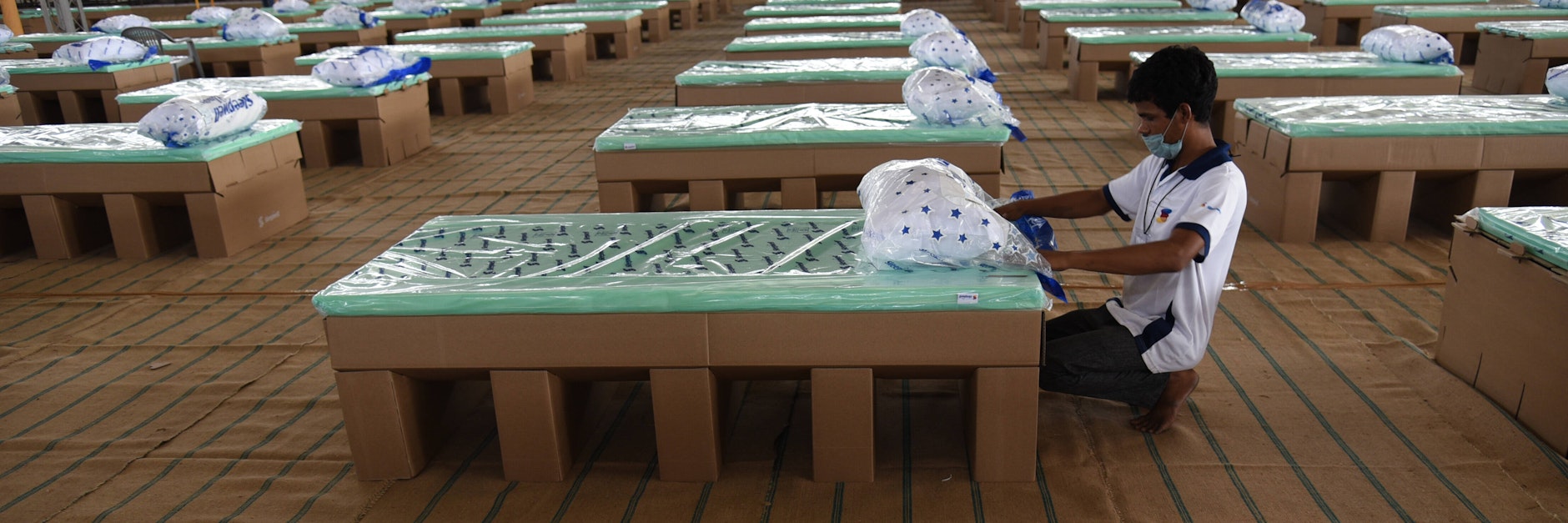 Betten aus Karton für Corona-Patienten.