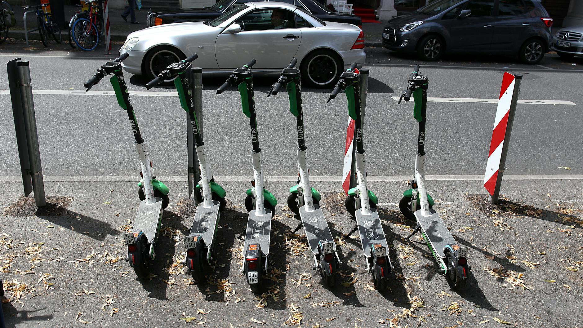 Hier dürfen E-Scooter legal parken. Berlins erster offizieller Stellplatz für elektrische Tretroller wurde Anfang Juni in der Kreuzberger Bergmannstraße eingerichtet. 