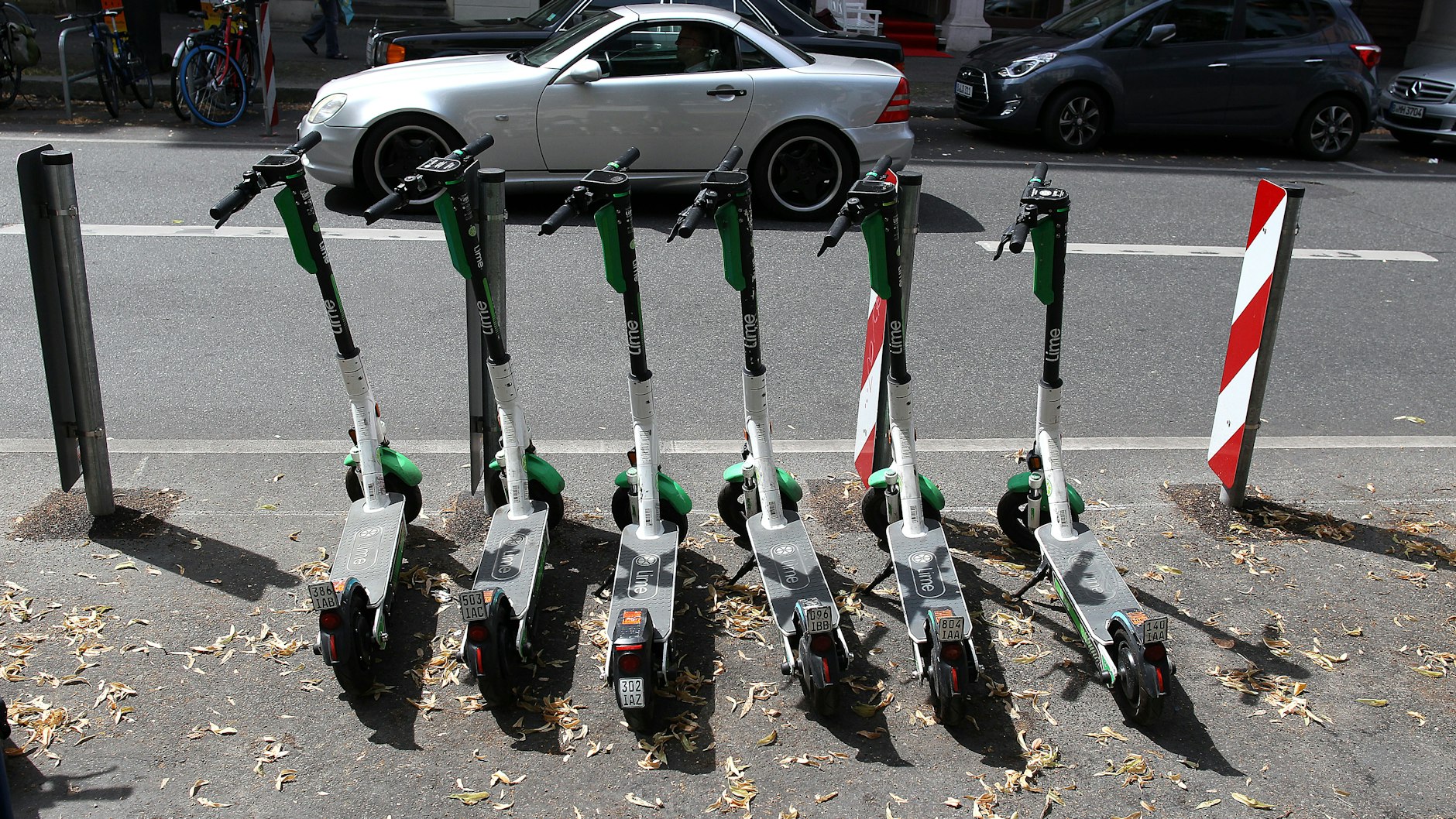 Hier dürfen E-Scooter legal parken. Berlins erster offizieller Stellplatz für elektrische Tretroller wurde Anfang Juni in der Kreuzberger Bergmannstraße eingerichtet.&nbsp;