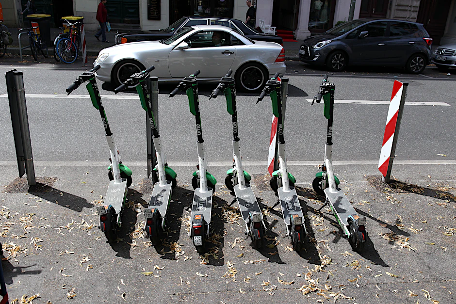 Hier dürfen E-Scooter legal parken. Berlins erster offizieller Stellplatz für elektrische Tretroller wurde Anfang Juni in der Kreuzberger Bergmannstraße eingerichtet.&nbsp;