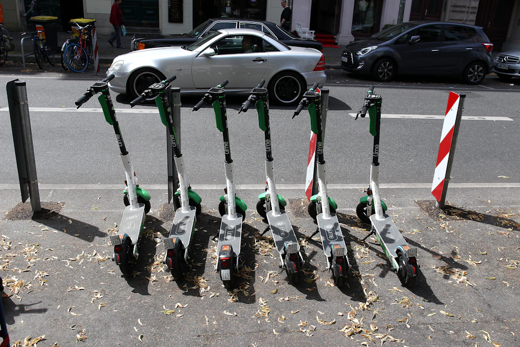 Versprochene Parkplätze für E-Scooter lassen auf sich warten