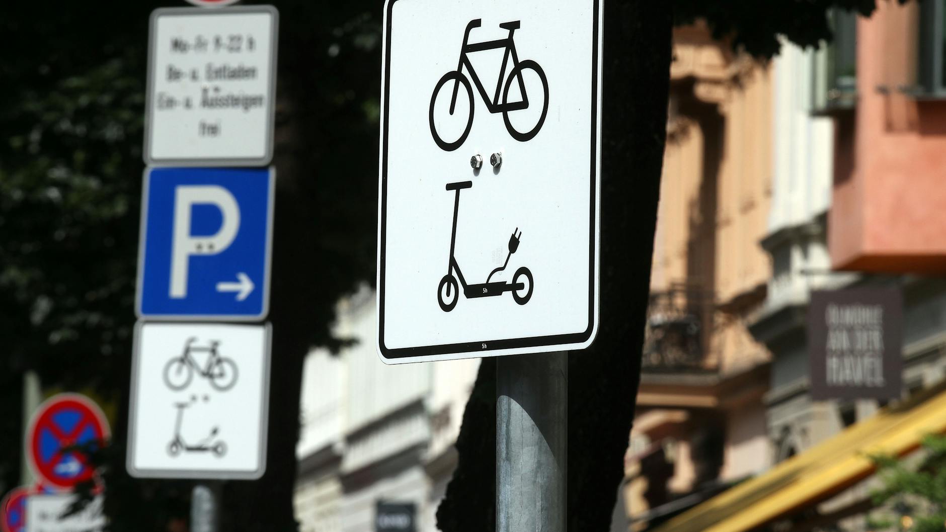 Ein neues Verkehrszeichen zeigt: Hier dürfen Fahrräder und elektrische Tretroller abgestellt werden.