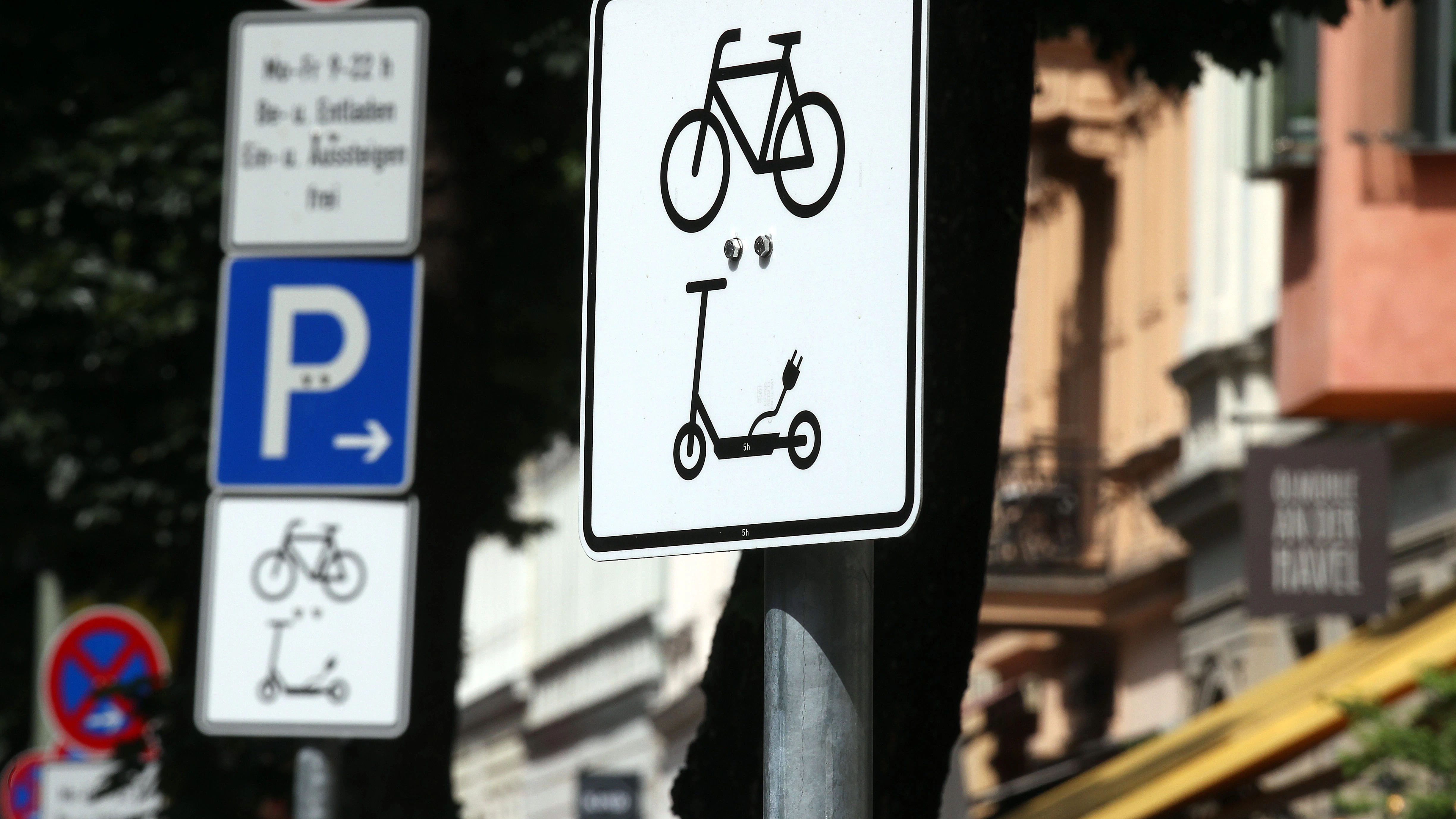 Ein neues Verkehrszeichen zeigt: Hier dürfen Fahrräder und elektrische Tretroller abgestellt werden.