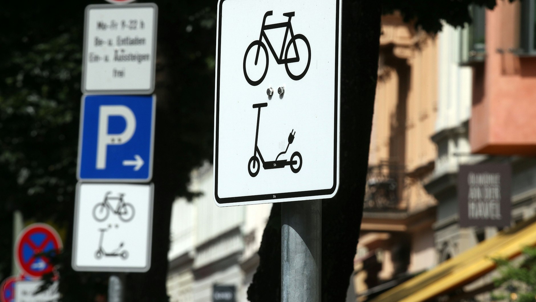 Ein neues Verkehrszeichen zeigt: Hier dürfen Fahrräder und elektrische Tretroller abgestellt werden.