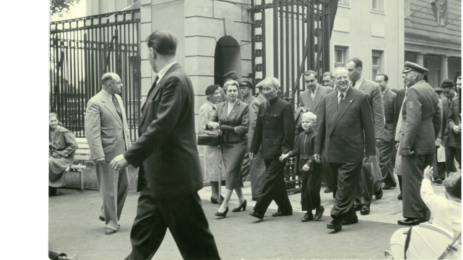 Heinrich Dathe (li.) ist stolz, wie sein Sohn Falk den vietnamesichen Staatschef&nbsp; Ho Chi Minh in den Tierpark führt (1957).